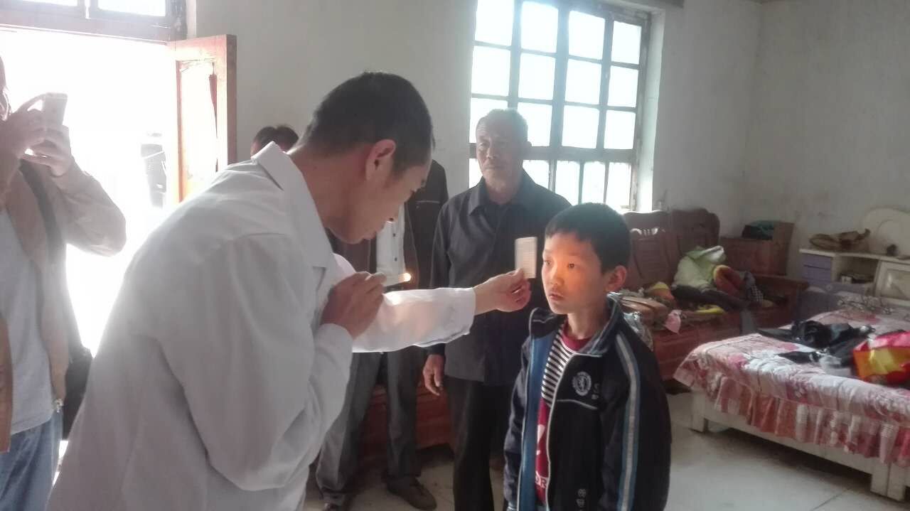 如果我能看清，就能有效牽住你的手