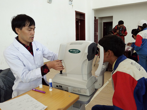 【明眸格?；ā客谙x草眼疾多 關(guān)愛索縣兒童義診進(jìn)行時(shí)