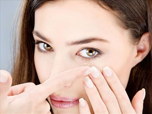 想做近視手術(shù)？隱形眼鏡先摘了！