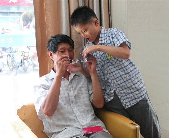 還記得他嗎？2200度近視娃驗(yàn)配昂貴眼鏡！