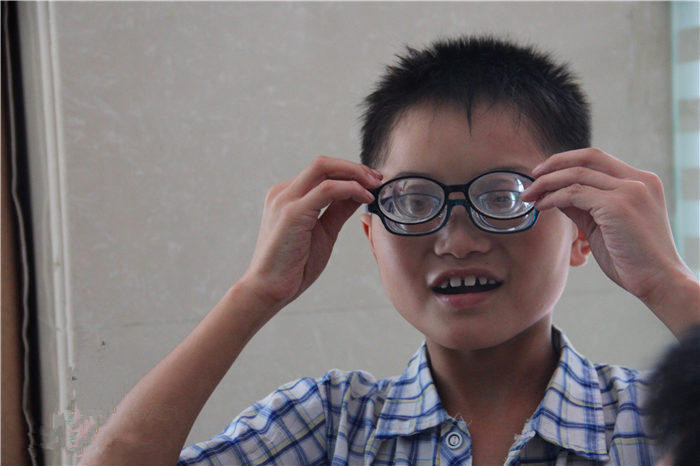 還記得他嗎？2200度近視娃驗(yàn)配昂貴眼鏡！