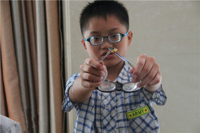 還記得他嗎？2200度近視娃驗(yàn)配昂貴眼鏡！