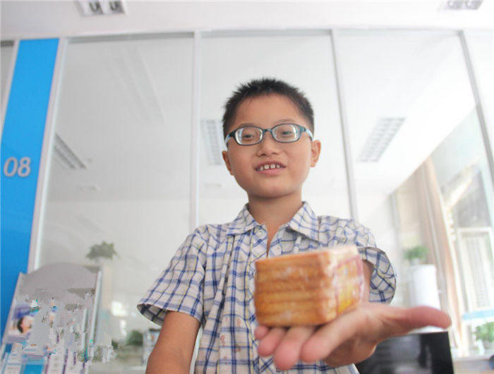 還記得他嗎？2200度近視娃驗(yàn)配昂貴眼鏡！