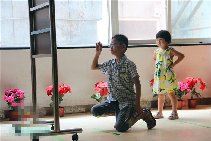 還記得他嗎？2200度近視娃驗(yàn)配昂貴眼鏡！