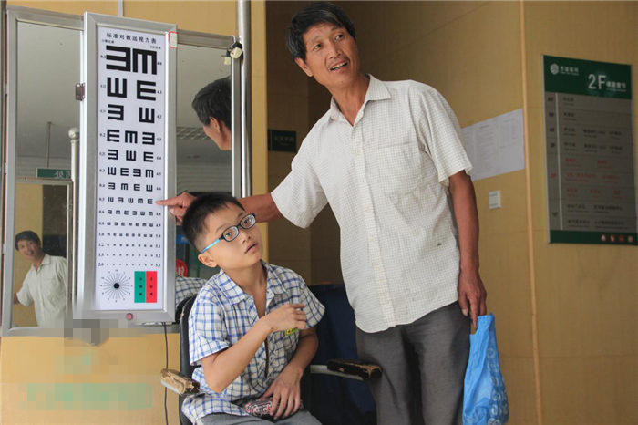 還記得他嗎？2200度近視娃驗(yàn)配昂貴眼鏡！