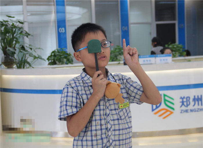 還記得他嗎？2200度近視娃驗(yàn)配昂貴眼鏡！