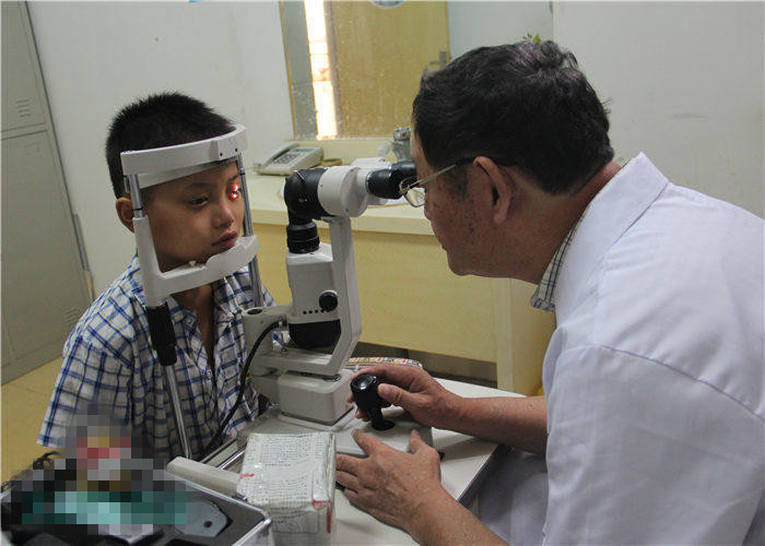 還記得他嗎？2200度近視娃驗(yàn)配昂貴眼鏡！