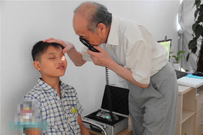 還記得他嗎？2200度近視娃驗(yàn)配昂貴眼鏡！