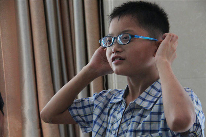 還記得他嗎？2200度近視娃驗(yàn)配昂貴眼鏡！