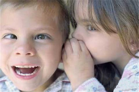 玩手機致黑眼珠“失蹤”？孩子這是斜視了！