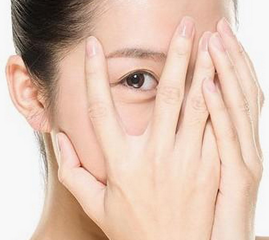 讀懂眼睛發(fā)出的4大信號，避免健康亮紅燈！