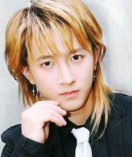 網(wǎng)曝鹿晗韓庚吳亦凡舊照！全能愛豆誰更辣眼？