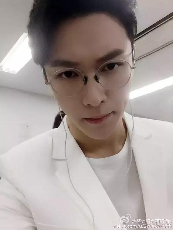 鹿晗李易峰楊洋張藝興，愛豆“眼鏡殺”誰更好看？