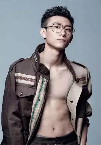 鹿晗李易峰楊洋張藝興，愛豆“眼鏡殺”誰更好看？