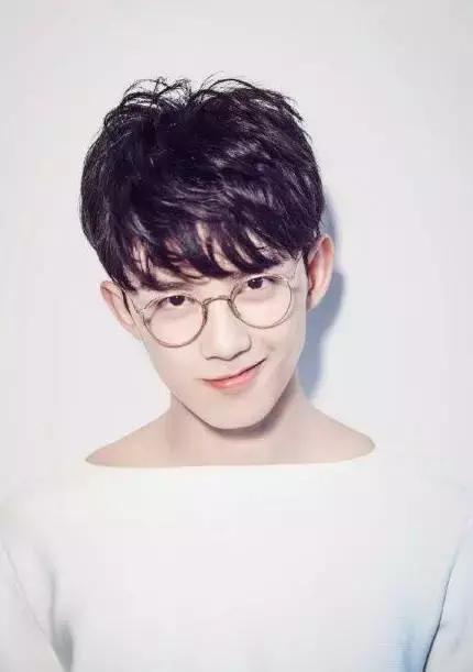 鹿晗李易峰楊洋張藝興，愛豆“眼鏡殺”誰更好看？