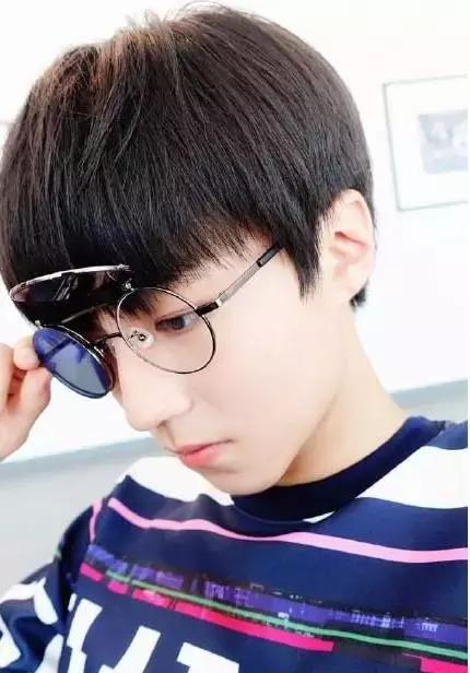 鹿晗李易峰楊洋張藝興，愛豆“眼鏡殺”誰更好看？