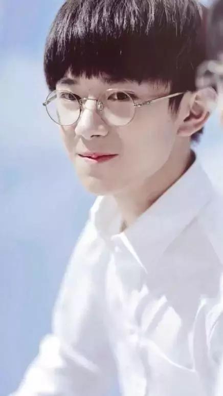 鹿晗李易峰楊洋張藝興，愛豆“眼鏡殺”誰更好看？