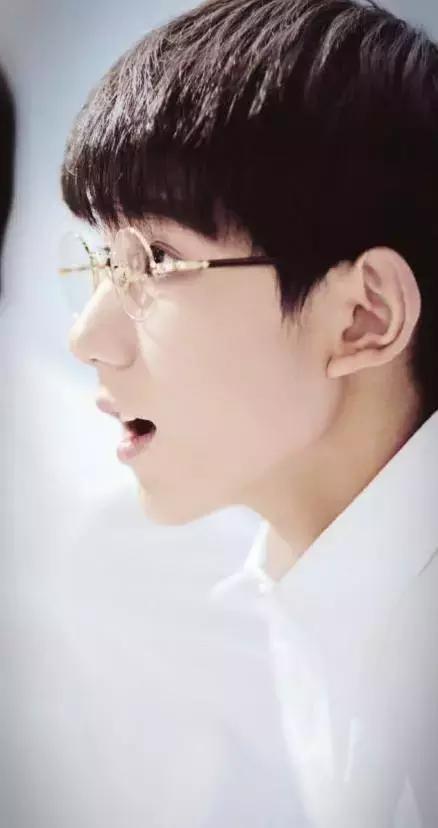 鹿晗李易峰楊洋張藝興，愛豆“眼鏡殺”誰更好看？