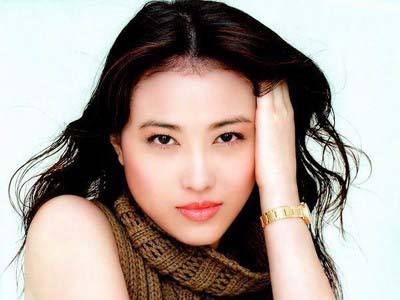 細數(shù)娛樂圈中的他和她，會“放電”但全是高度近視！