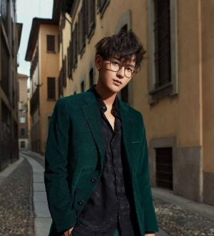 胡歌楊洋藝興王源，儒雅“眼鏡男”你*愛哪款？