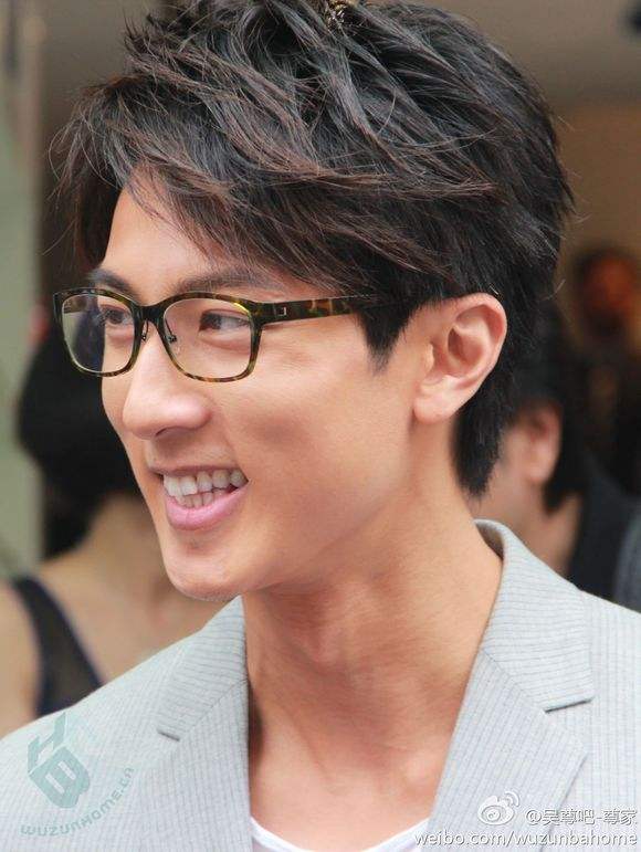 誰(shuí)說(shuō)明星不近視？戴眼鏡的他們你認(rèn)識(shí)幾個(gè)？