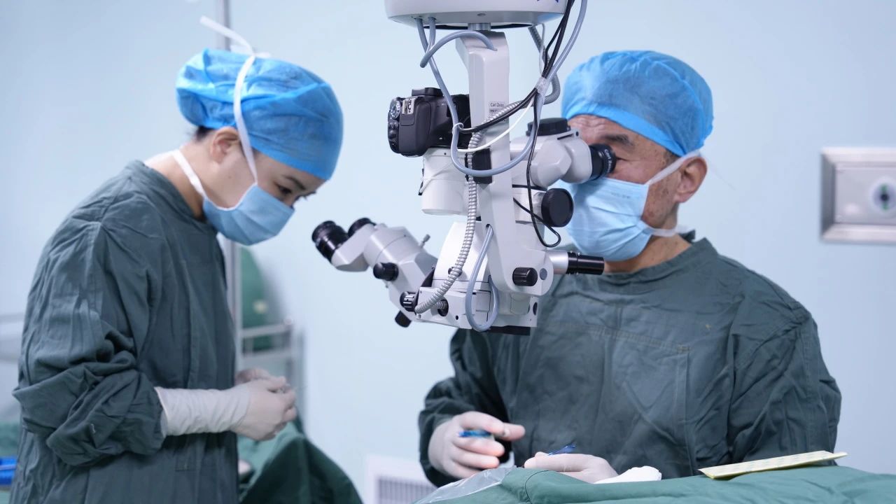 名醫(yī)風(fēng)采,國(guó)內(nèi)首批近視手術(shù)專家謝冰院長(zhǎng)的醫(yī)者情懷