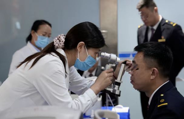 鄭州普瑞眼科醫(yī)院黨支部聯(lián)合鄭州機(jī)務(wù)段工會(huì)走進(jìn)鄭州東站