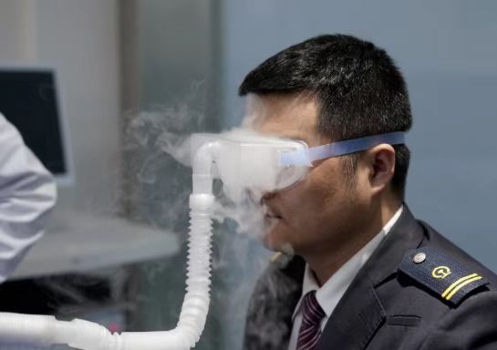 鄭州普瑞眼科醫(yī)院黨支部聯(lián)合鄭州機(jī)務(wù)段工會(huì)走進(jìn)鄭州東站