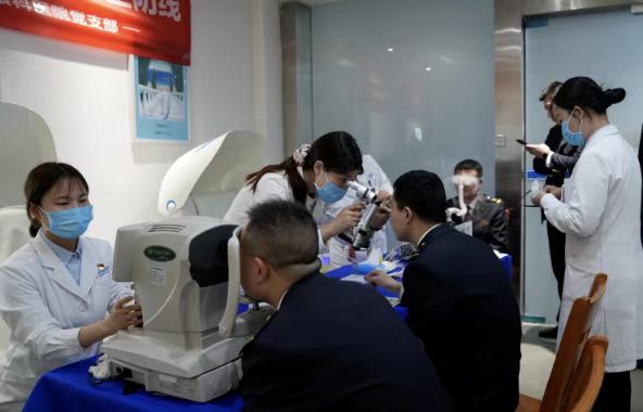 鄭州普瑞眼科醫(yī)院黨支部聯(lián)合鄭州機(jī)務(wù)段工會(huì)走進(jìn)鄭州東站