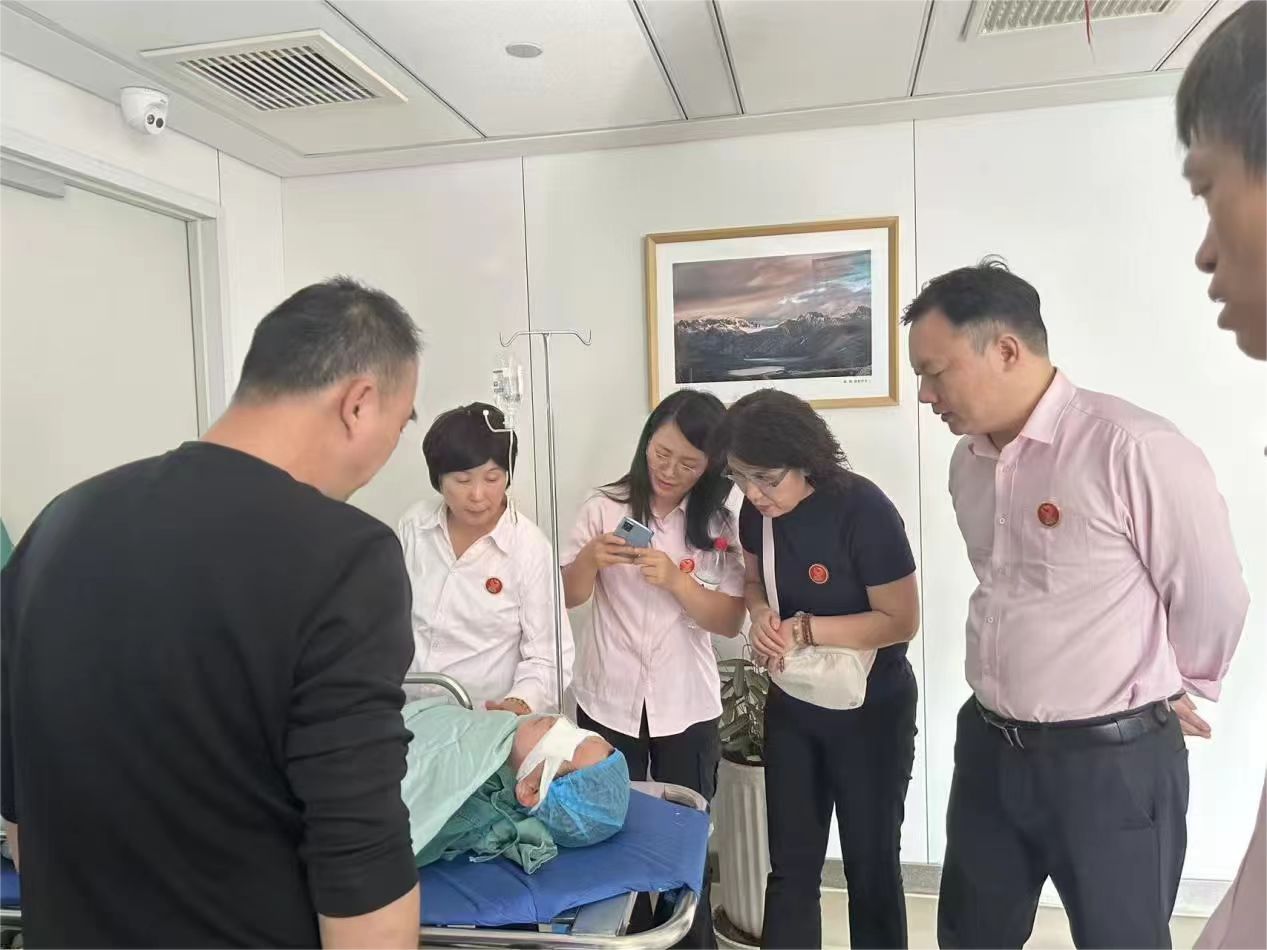 斜弱視專家張超主任為“事實孤兒”小安實施斜視矯正