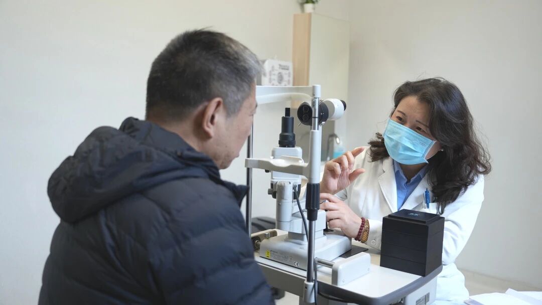 秋冬下雨眼睛更難受？2個誘因+3招急救，看完就能用！